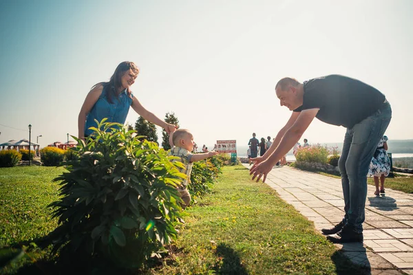 Gelukkig familie met baby zoon op natuur achtergrond — Stockfoto