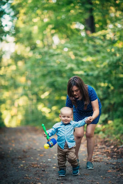 Gelukkig moeder en peuter zoon op natuur achtergrond — Stockfoto