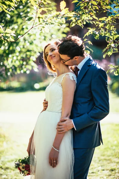 Mariée et marié sur fond forêt d'été — Photo