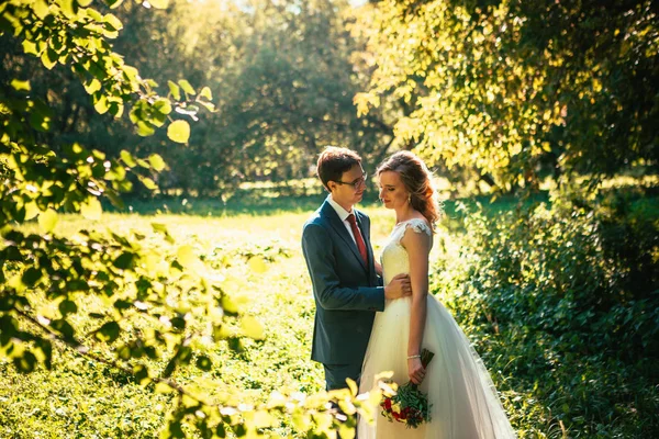 Mariée et marié sur fond forêt d'été — Photo