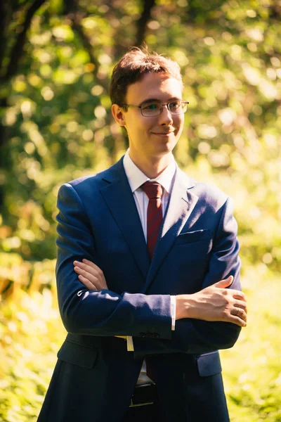 Portrait of the groom in the nature park background — Stock Photo, Image