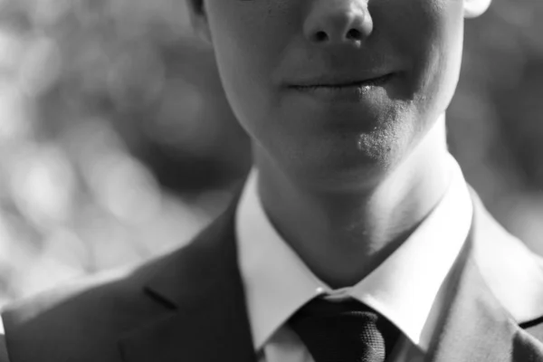 Black white photo Portrait of the groom in the nature park background — Stock Photo, Image