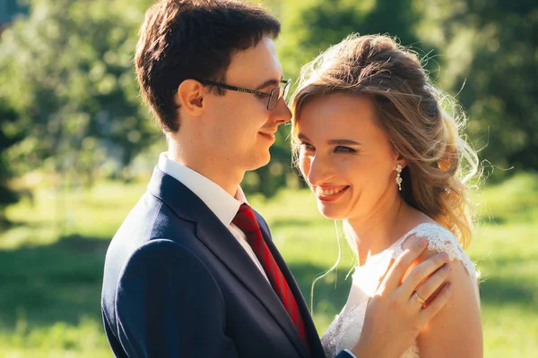Menyasszony és a vőlegény, átfogó jellegű háttér — Stock Fotó