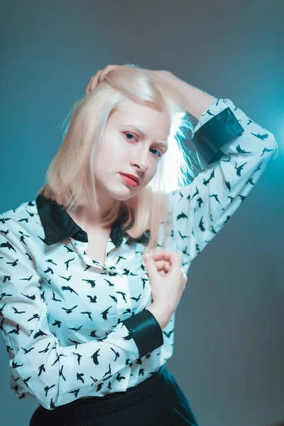 Retrato de loira albino menina no estúdio — Fotografia de Stock