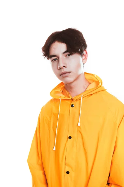 Retrato de un chico adolescente en un impermeable amarillo morena en el estudio — Foto de Stock