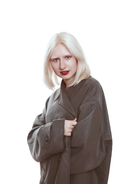 Porträtt av en albino flicka i en regnrock i studion — Stockfoto