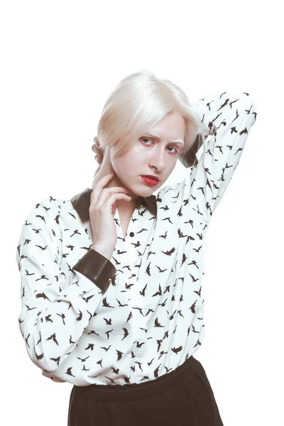 Portré szőke albínó lány stúdió fehér háttér — Stock Fotó