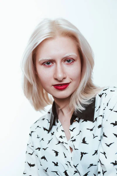 Портрет блондинки альбінової дівчини в студії на білому тлі — стокове фото