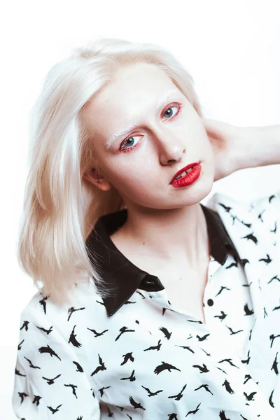 Portré szőke albínó lány stúdió fehér háttér — Stock Fotó