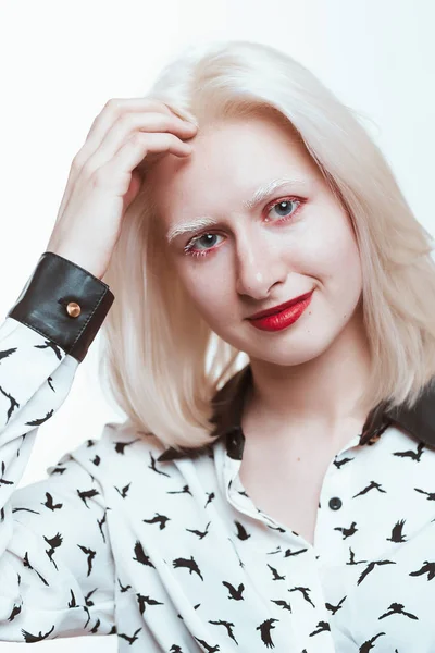 Dziewczyna blonde albino portret w studio na białym tle — Zdjęcie stockowe