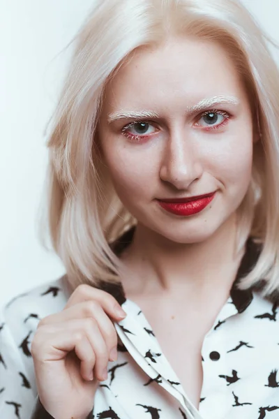 Porträtt blond albino flicka i studio på vit bakgrund — Stockfoto