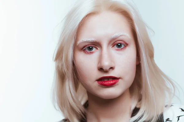 Porträtt blond albino flicka i studio på vit bakgrund — Stockfoto