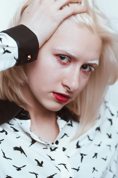Retrato rubia albino chica en estudio sobre fondo blanco — Foto de Stock