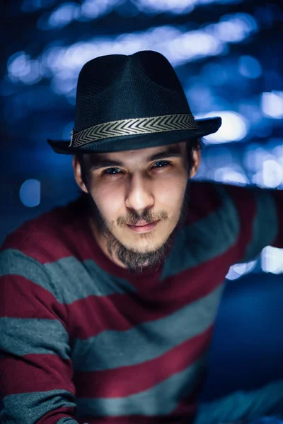 Retrato de un tipo con sombrero sobre un fondo borroso —  Fotos de Stock