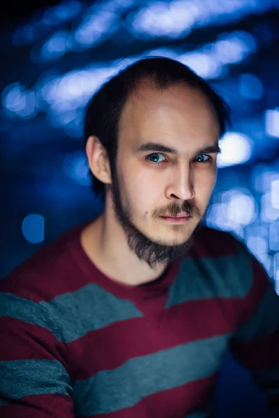 Retrato de un tipo con sombrero sobre un fondo borroso — Foto de Stock