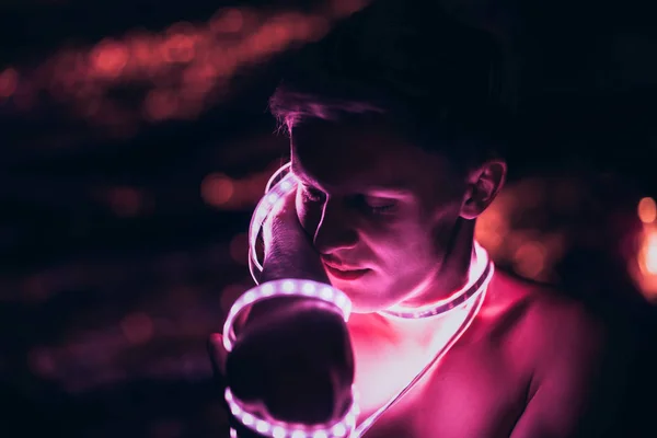 세로 남자 스트립 빛 테이프/어두운 색 배경 — 스톡 사진