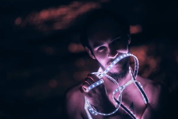 Portre adam koyu renk arka plan üzerinde şerit ışık bandı — Stok fotoğraf