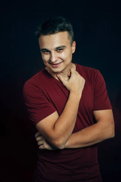 Retrato de um jovem em um fundo escuro — Fotografia de Stock