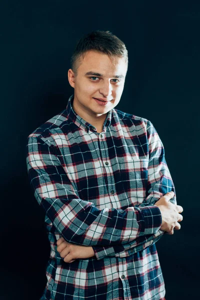 Porträt eines jungen Mannes auf dunklem Hintergrund — Stockfoto
