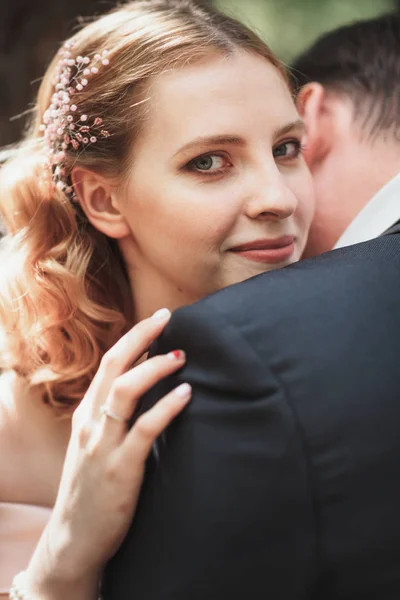 Mariée et marié sur le fond des arbres et du soleil de la forêt — Photo