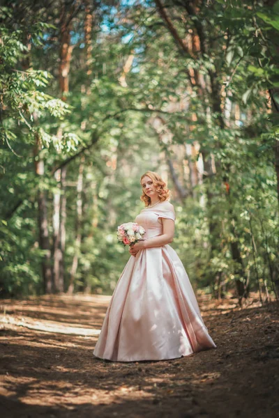 Ritratto di una bella sposa in piedi vicino a un albero — Foto Stock