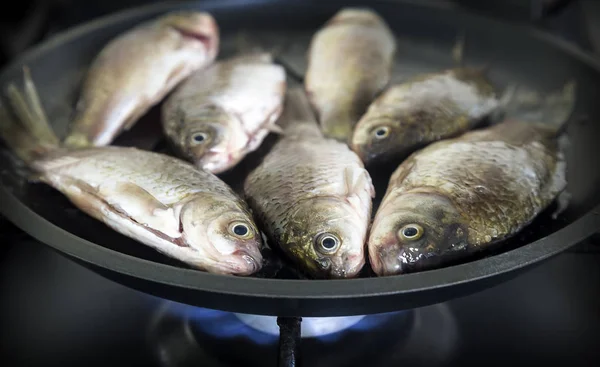 Cast Iron Pan Fry Fresh River Fish Fire Gas Stove — Stock Photo, Image