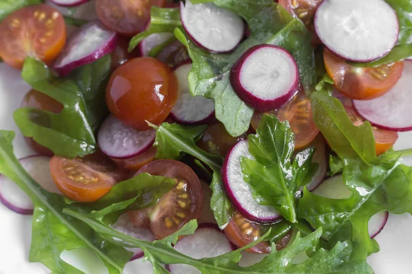 Table White Plate Salad Radish Tomato Arugula Presented Close View — Stock Photo, Image