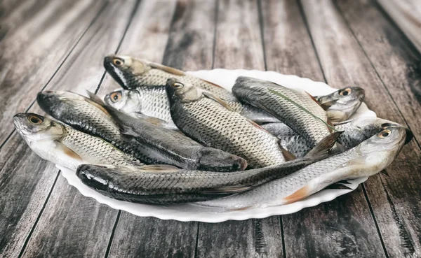 Čerstvé Ryby Ulovené Řece Položila Stůl Desce Pro Další Přípravu — Stock fotografie