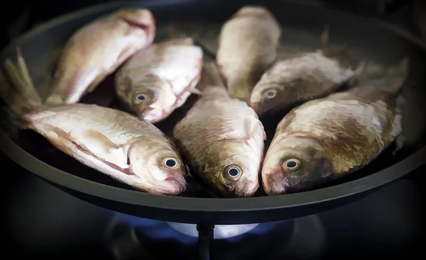 In einer Pfanne frittierten frischen Fisch. — Stockfoto