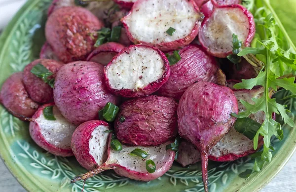 Πάνω Στο Τραπέζι Ένα Πιάτο Ψητά Ραπανάκι Πράσινα Κρεμμύδια Και — Φωτογραφία Αρχείου