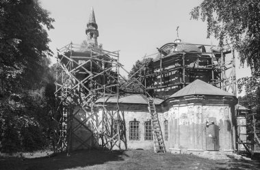 Şehir dışında küçük bir Ortodoks eski kilise iskele tarafından çevrilidir ve restorasyon işleri yapılır.