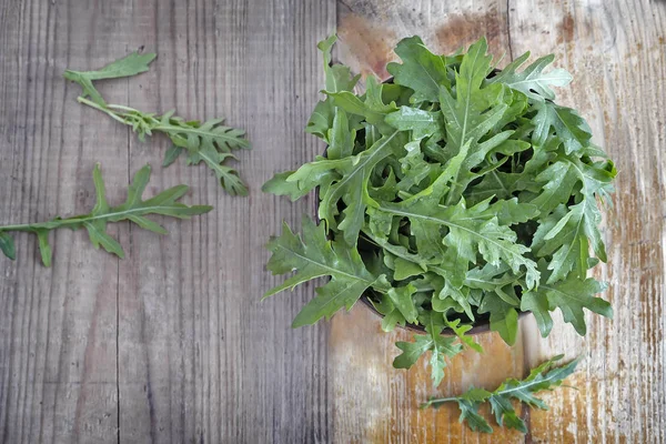 Folhas Verdes Arugula Frescas Mesa Apresentado Close — Fotografia de Stock