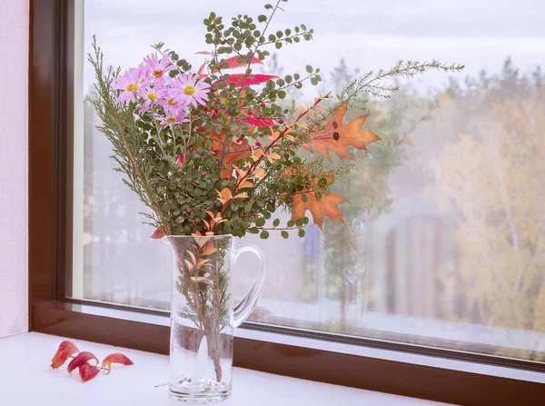 Bouquet de fleurs et feuilles d'automne sur le rebord de la fenêtre . — Photo