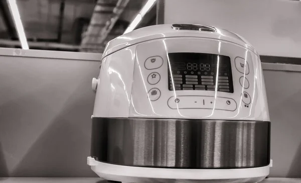 Máquina de cozinhar multifuncional no visor da loja . — Fotografia de Stock