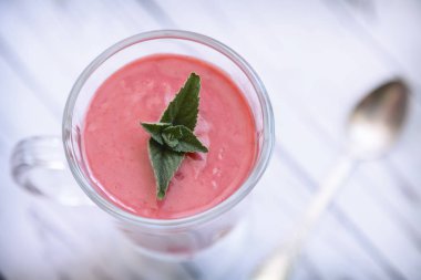 Çilek ve yoğurt güler yüzlü