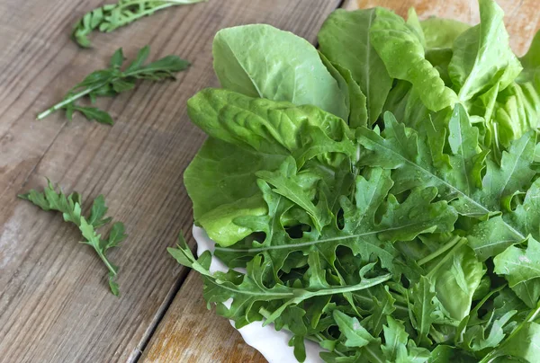 Foglie di rucola verde fresco . — Foto Stock