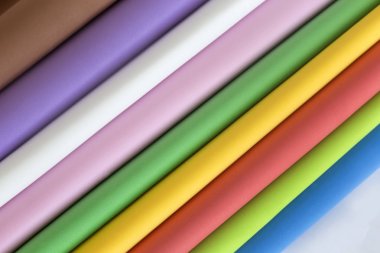 farklı renklerde kağıt.