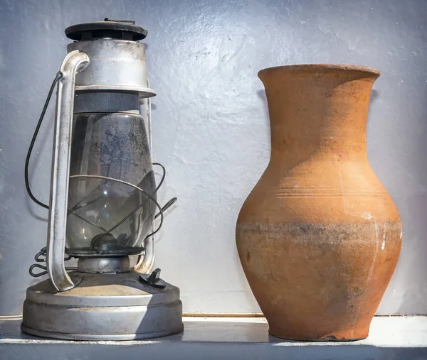 Antike Alltagsgegenstände: eine Petroleumlampe und ein Krug. — Stockfoto