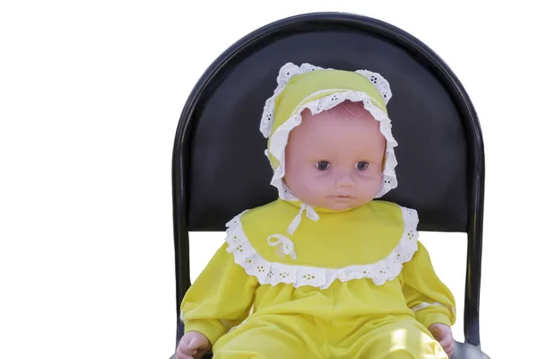 子供のおもちゃ: 白い背景の上の椅子の上の人形. — ストック写真