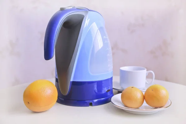 Столі Електричний Чайник Поруч Апельсини Мандарини — стокове фото