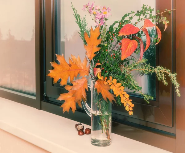 Sur Rebord Fenêtre Dans Une Carafe Verre Beau Bouquet Automne — Photo