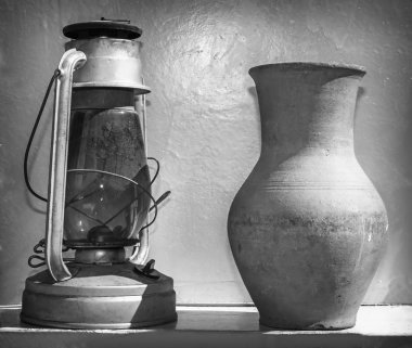 Antika günlük yaşamın nesneleri: gaz lambası ve bir sürahi.