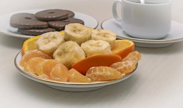 Mesa Prato Deliciosos Biscoitos Lado Uma Xícara Chá Frutas — Fotografia de Stock