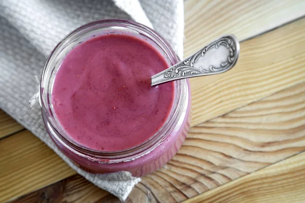 Bir peçete çilek yüzlü masada bir cam tabak içinde. Üstten görünüm.