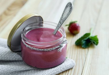 Bir peçete çilek yüzlü masaya üzerinde bir cam tabak .