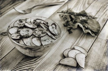 Masada kıyılmış salata turp bir cam kase ve roka çim.