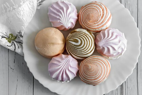 Beyaz bir plaka üzerinde farklı lezzetli şekerleme var. Üstten görünüm.