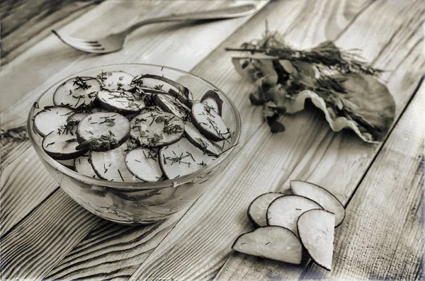 Masada kıyılmış salata turp bir cam kase ve roka çim.