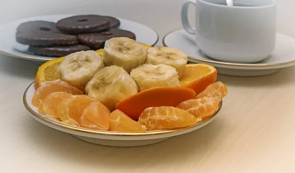 Mesa Plato Deliciosas Galletas Junto Una Taza Fruta — Foto de Stock