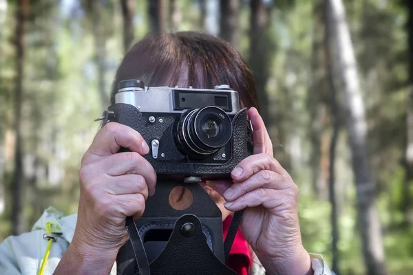 Bosque Entre Los Árboles Una Mujer Mira Visor Cámara Tomando — Foto de Stock